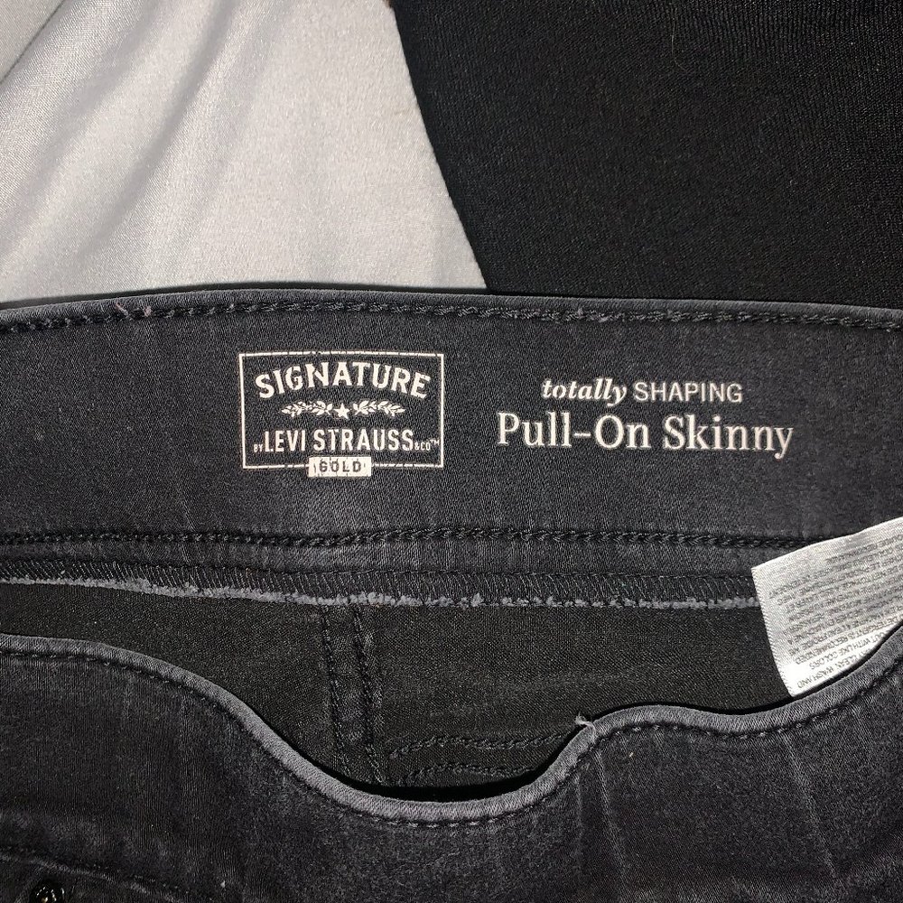Levi's - Picture 3 of 4